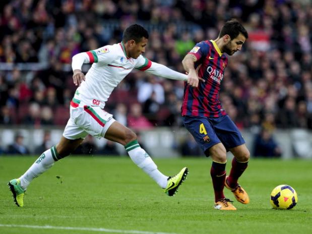 Murillo agarra a Cesc en una acción del encuentro (TERRA.ES)