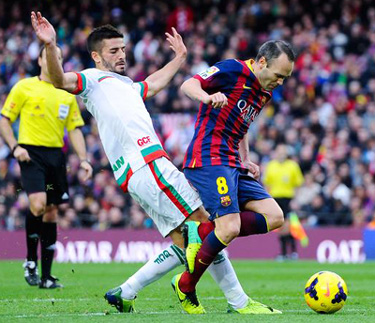 Fran Rico traba a Andrés Iniesta dentro del área (TERRA.ES)