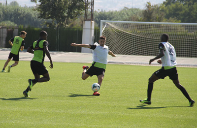 Fran Rico se anticipa a sus compañeros en la lucha por el balón 