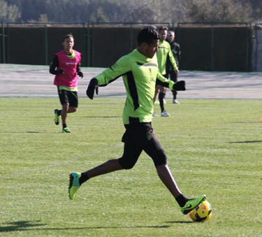 Murillo conduce el balón durante la sesión matinal 