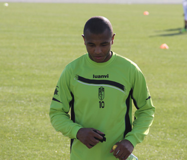 Brahimi se ha retirado con visibles gestos de dolor 