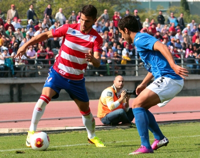 Carmona intenta superar a un rival (ROMERO)