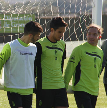 Fran Rico, Iturra y Recio forman el trivote (J. AZCOYTIA)