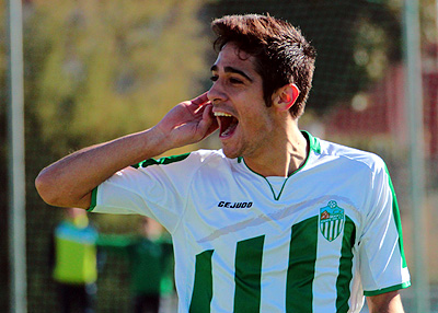 Miguel Moleón celebra el primer tanto para su equipo (JOSÉ M. ROMERO)