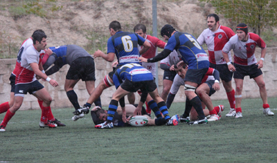 La defensa del `Uni` trata de pescar el balón en un ruck ante Industriales (R.MALABARISTA)