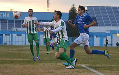 Un defensor atarfeño trata de cortar el avance de un jugador local