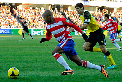 Brahimi en una acción por la banda izquierda (JOSÉ M. BALDOMERO)