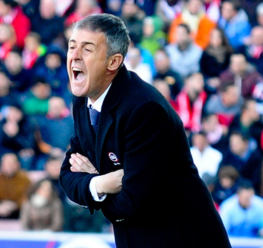 Alcaraz grita a sus jugadores desde la banda (BALDOMERO)