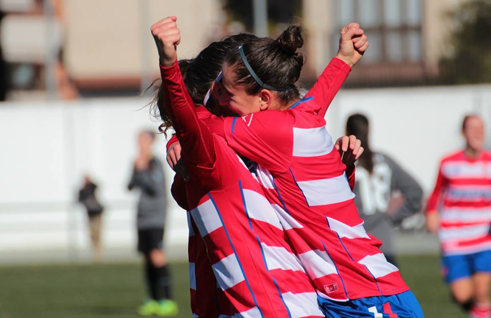 Las féminas celebran el gol del empate (ROMERO)