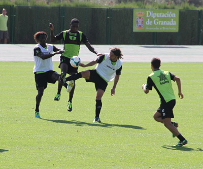 Ighalo pugna por hacerse con el control del balón (GRJ)
