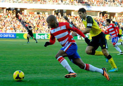 Brahimi supera a Fazio y encara la portería rival (JOSÉ M. BALDOMERO)