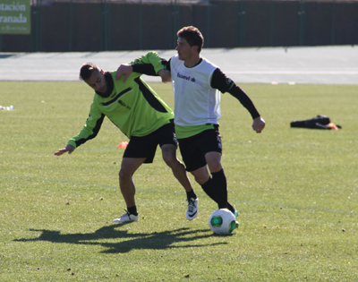 Benítez trabaja defensivamente en su demarcación como lateral izquierdo 
