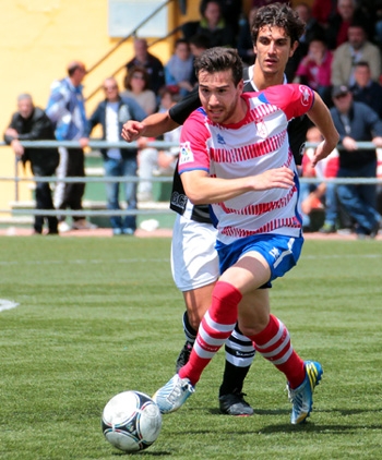 Sergio Martín avanza con el balón (JOSÉ M. ROMERO)
