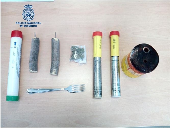 Algunos de las armas y objetos intervenidos (POLÍCIA)