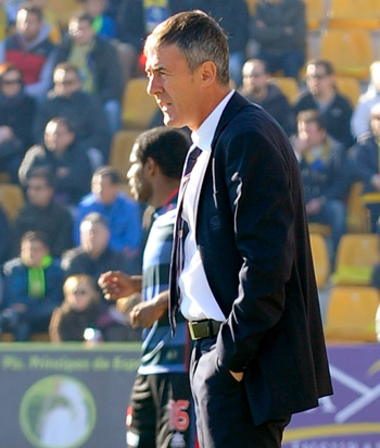 Alcaraz da instrucciones durante el encuentro (BALDOMERO)