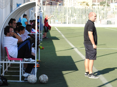 Carlos Prieto sigue atento las evoluciones de su equipo 