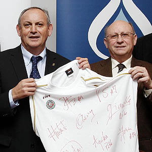 José Julián Romero junto a Antonio Navarro durante el acto