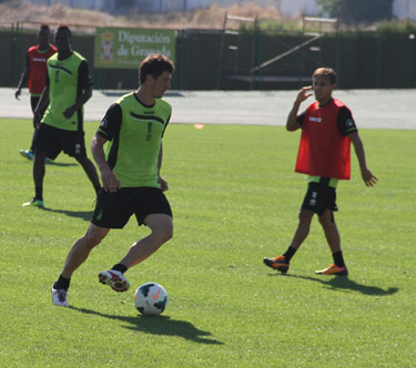 Piti conduce el balón durante el entrenamiento (GRJ)