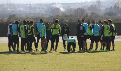 Lucas Alcaraz tira de pizarra para aleccionar a los jugadores (GRJ)