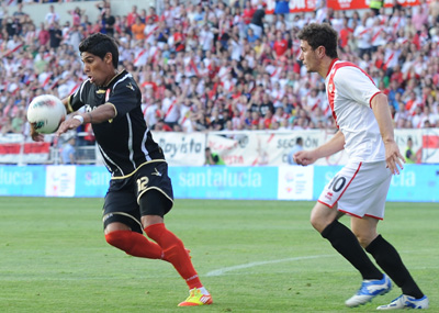 Piti presiona a Jara, ambos equipos consiguieron la permanencia (BALDOMERO)