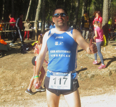 Tomás saluda antes de tomar la salida 