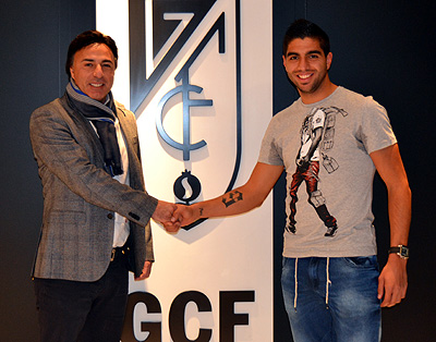 Quique Pina estrecha la mano del jugador Jona (GRJ)