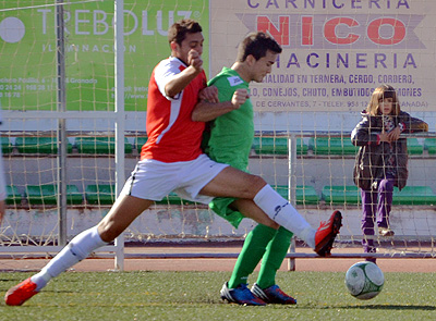Una acción del derbi de ayer en el Polideportivo de Las Viñas (LÁZARO)