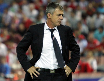 Lucas Alcaraz, entrenador del Granada CF, durante un partido 