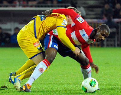 Riki intenta superar al defensa rival (BALDOMERO) 