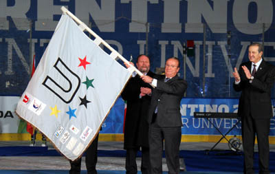 Momento de la recogida de la bandera para la próxima Universiada (GRJ)