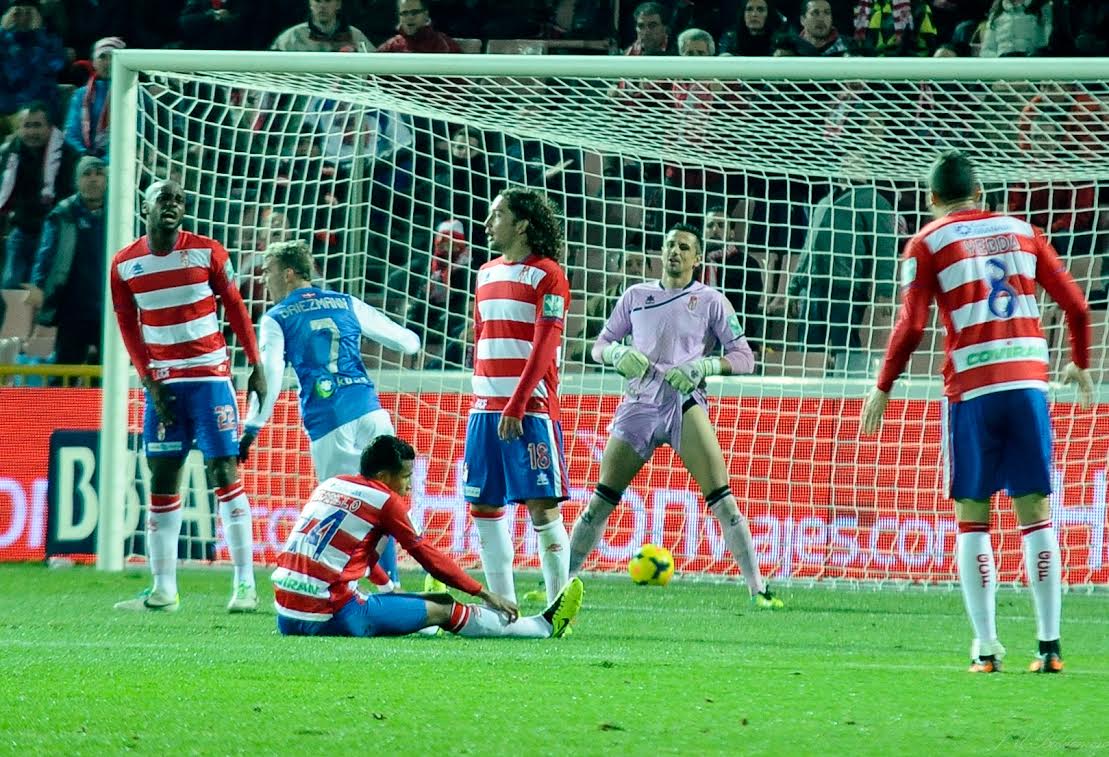 La defensa granadinista se desespera ente el gol de Griezmann (BALDOMERO)