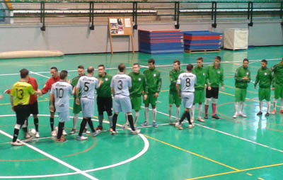 Los equipos se saludan antes de comenzar el encuentro 
