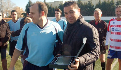 Cordero recibió una placa por su apoyo a la causa 