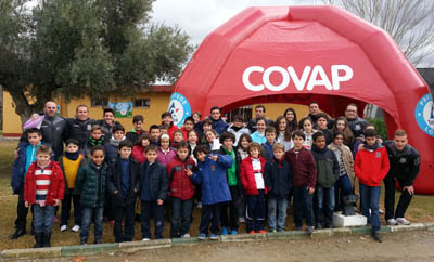 Foto de familia de los participantes en el campus 