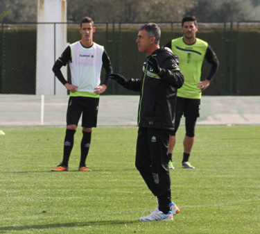 Alcaraz da instrucciones durante un entrenamiento 