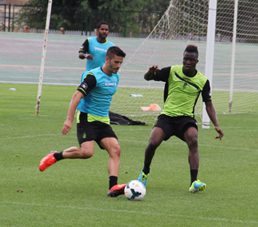 Fran Rico toca el balón durante un entrenamiento (GRJ)
