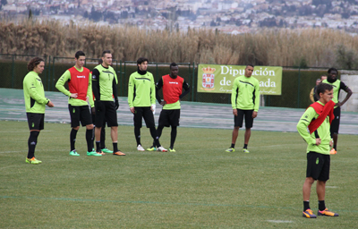 Los jugadores atienden las indicaciones de Alcaraz 