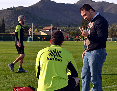 Cordero habla con Piti en la concentración de La Manga (GRANADA CF)