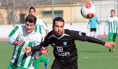 Choco disputa un balón ante un jugador del Atarfe (ROMERO)