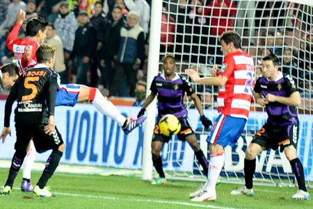 Recio en la acción del segundo tanto del encuentro (J. M. BALDOMERO)