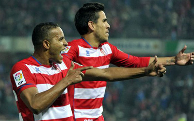 Recio celebra el tanto de El Arabi ante el Real Valladolid 