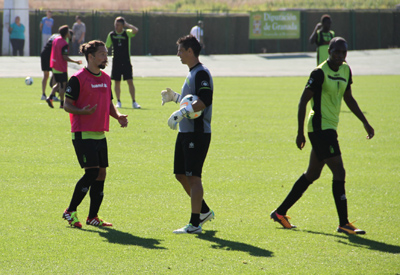 Iturra y Roberto dialogan durante un entrenamiento 