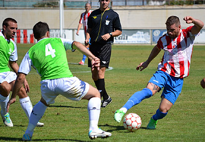 Victor Almohano en una acción ante el Pavía (ÁLVARO GARRIDO) 