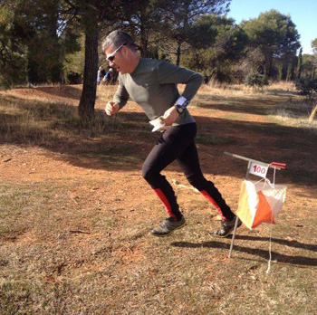 Un participante pasa por uno de los puntos de control 