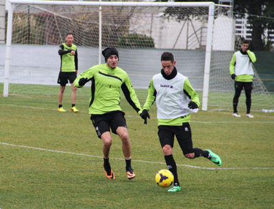 Yebda presiona a Coeff durante el entrenamiento de hoy 