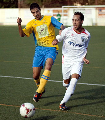 Manu Daza pugna con un rival por el balón (PUNTOPENALTI.COM)