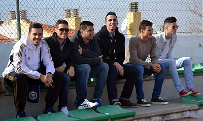 Jugadores e integrantes del cuerpo técnico del Guadix en las gradas de Las Viñas (LÁZARO)