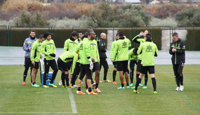 El grupo se prepara para trabajar las jugadas de estrategia 