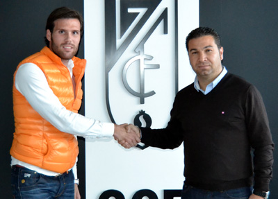 Ortuño estrecha la mano de Juan Carlos Cordero (GRANADA CF)