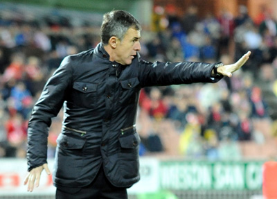 Alcaraz da instrucciones durante el encuentro (BALDOMERO)